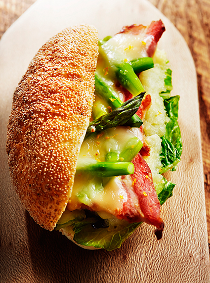 春野菜と厚切りベーコンの花畑サンド