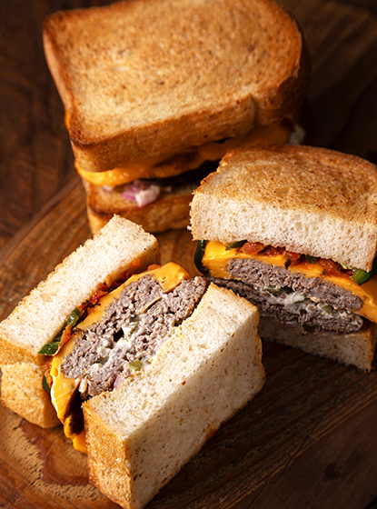 ドライトマトとチェダーチーズのスパイシーバーガー〜ハラペーニョ&ピクルスソース〜