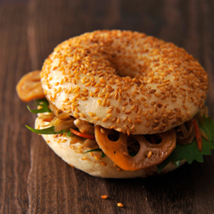 きんぴらごぼうとれんこんのベーグルサンド