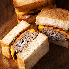 ドライトマトとチェダーチーズのスパイシーバーガー〜ハラペーニョ&ピクルスソース〜