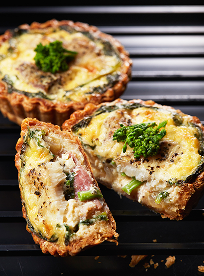 菜の花と白身魚の香草焼きキッシュ