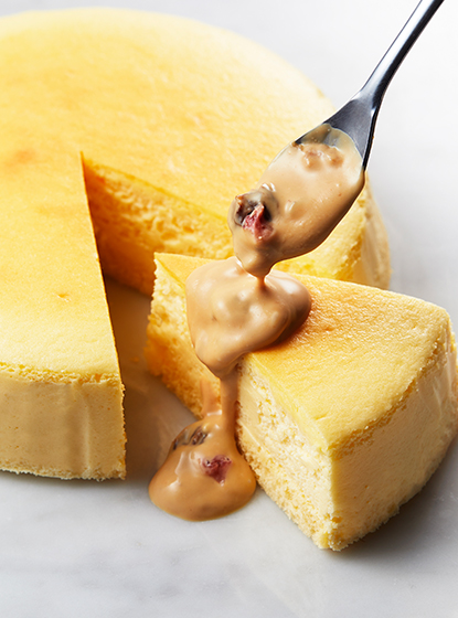 スフレ オ マスカルポーネ～春苺とラムレーズンのキャラメルソースを添えて～