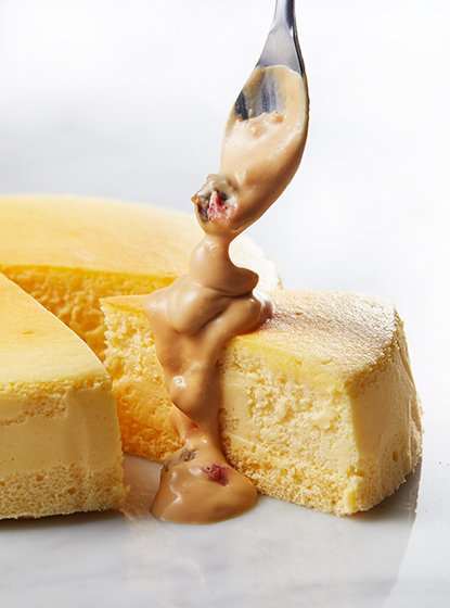 スフレ オ マスカルポーネ～春苺とラムレーズンのキャラメルソースを添えて～