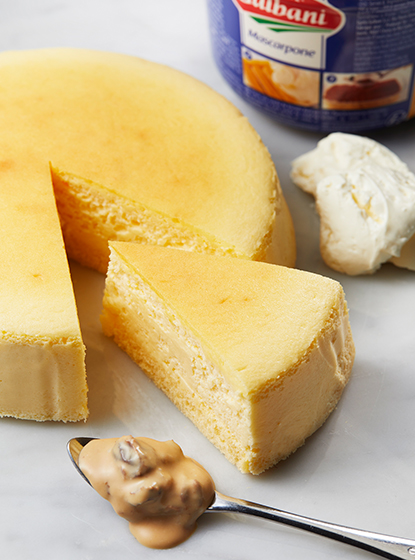 スフレ オ マスカルポーネ～春苺とラムレーズンのキャラメルソースを添えて～