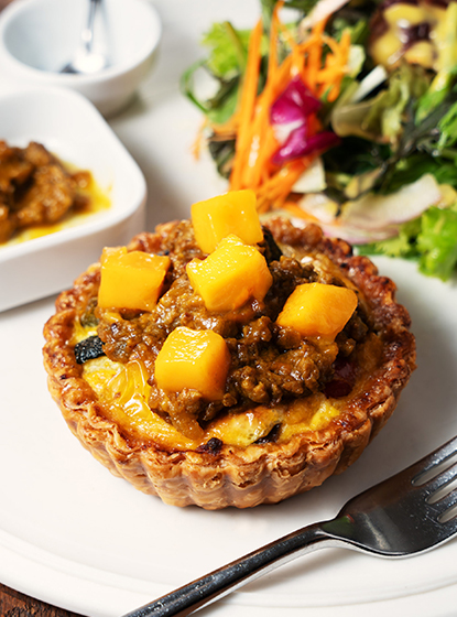 夏野菜とキーマカレーのキッシュ〜フレッシュマンゴーと共に〜