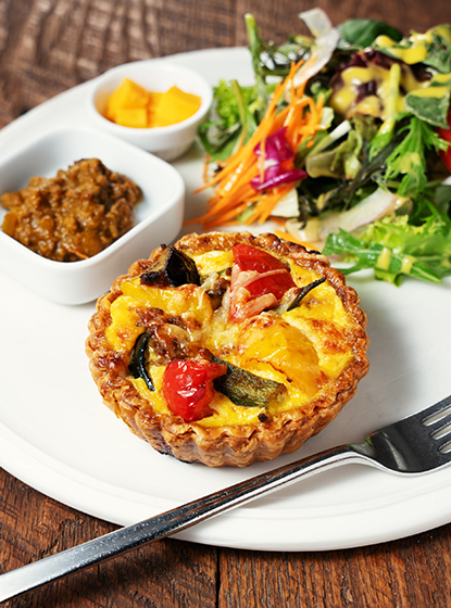 夏野菜とキーマカレーのキッシュ〜フレッシュマンゴーと共に〜